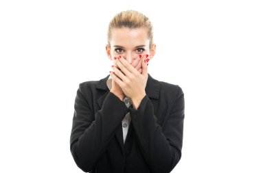 Genç bayan müdür yardımcısı beyaz arka planda izole edilmiş sessiz bir jest gibi ağzını kapatıyor.