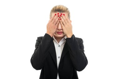 Genç bayan müdür yardımcısı gözleri kapatıyor. Beyaz arka planda izole edilmiş kör bir jest gibi.