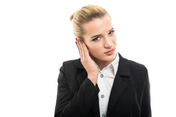 Jonge Vrouwelijke Assistent Manager Houden Oor Als Pijn Geïsoleerd Witte — Stockfoto
