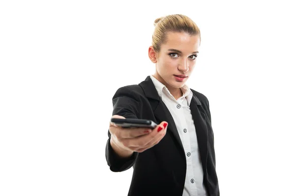 Portret Van Mooie Jonge Vrouwelijke Assistent Manager Overhandigen Smartphone Geïsoleerd — Stockfoto