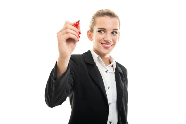 コピースペース広告領域と白の背景に隔離された赤いマーカーと若い女性アシスタントマネージャーの書き込み — ストック写真