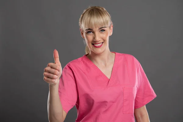 Retrato Jovem Enfermeira Atraente Mostrando Como Gesto Fundo Cinza — Fotografia de Stock