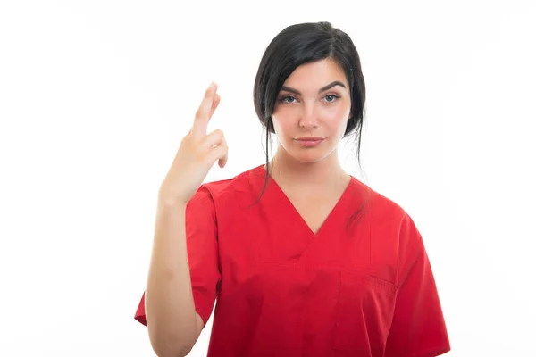 年轻迷人的女护士手指头在白色背景下与复制空间广告区相隔离的画像 — 图库照片