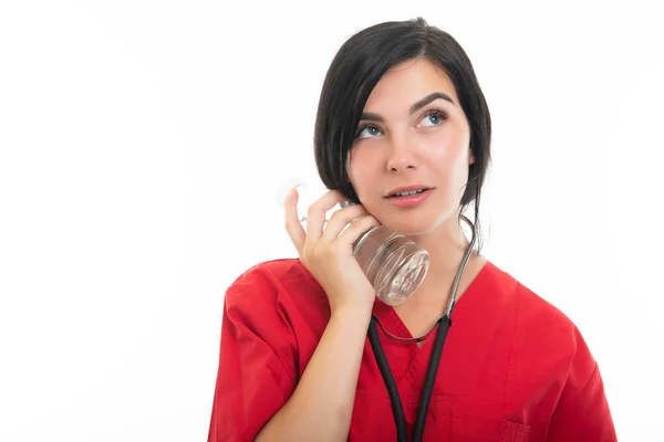Portret Van Vrouwelijke Verpleegster Die Chillen Met Fles Water Witte — Stockfoto