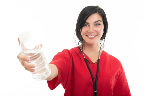 Retrato Enfermeira Fazendo Oferta Garrafa Água Sobre Fundo Branco — Fotografia de Stock