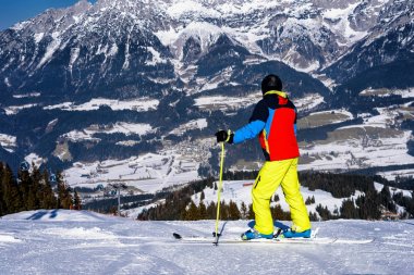 Güzel dağ manzarası içinde kayakçı, Alpleri'nde kış tatili