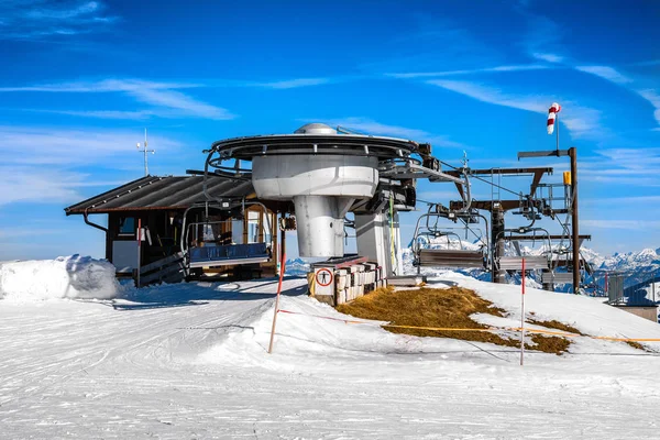 在阿尔卑斯山的升降椅站放的 — 图库照片