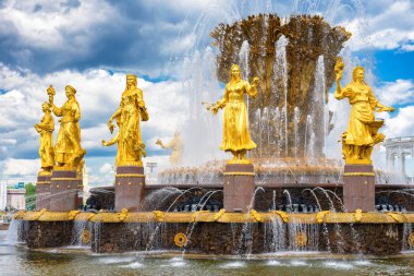 Halkın dostluk çeşmesi VDNH şehir parkı sergisi, Moskova 'da mavi gökyüzü ve bulutlar, Rusya' da açık hava manzarası. Moskova şehrindeki altın çeşmenin güzel mimarisi, Rusya