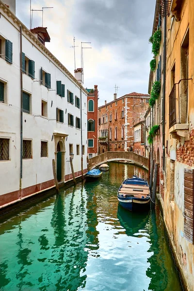 Vista del Canal de Río Marín con barcos y góndolas desde el Ponte de la Bergami en Venecia, Italia. Venecia es un destino turístico popular de Europa — Foto de Stock