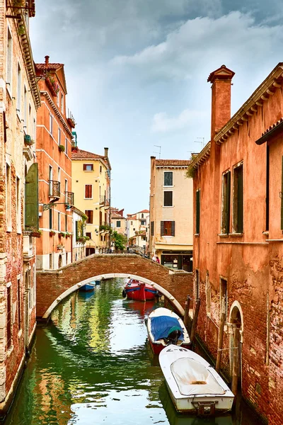 Vista del Canal de Río Marín con barcos y góndolas desde el Ponte de la Bergami en Venecia, Italia. Venecia es un destino turístico popular de Europa — Foto de Stock
