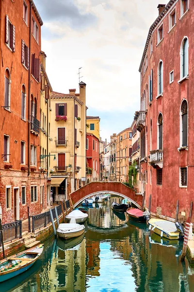 Vista del Canal de Río Marín con barcos y góndolas desde el Ponte de la Bergami en Venecia, Italia. Venecia es un destino turístico popular de Europa — Foto de Stock