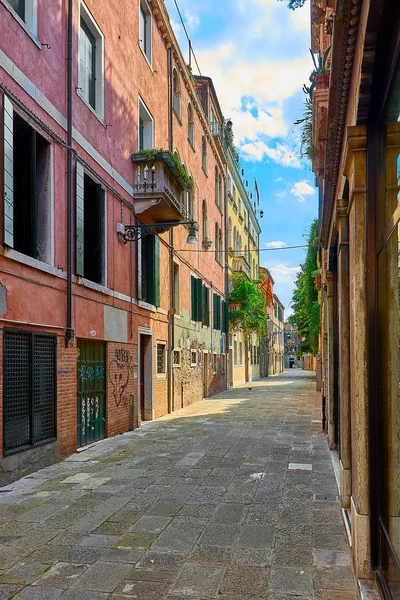 Kolorowa ulica w Burano, niedaleko Wenecji, Włochy. — Zdjęcie stockowe