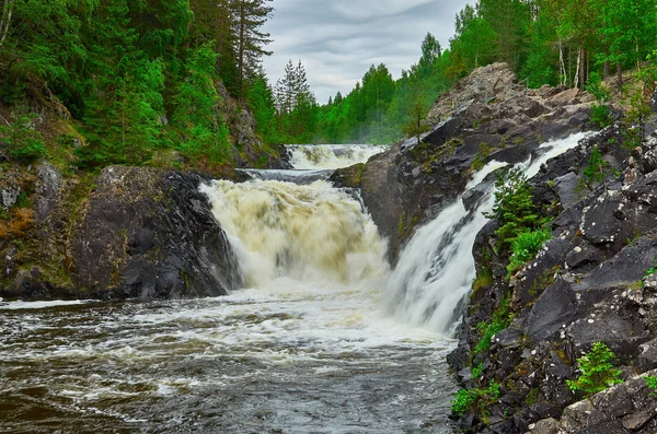 Wasserfall-Kiwatsch in Karelija . lizenzfreie Stockbilder