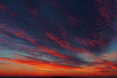 İnanılmaz dalgalar halinde kış mavi gökyüzü günbatımı