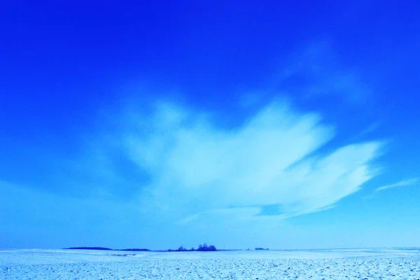 Onde Incredibili Nel Cielo Blu Invernale — Foto Stock