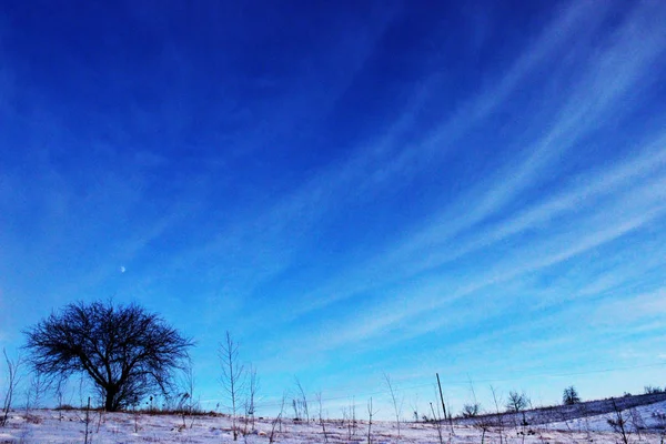 Onde Incredibili Nel Cielo Blu Invernale — Foto Stock