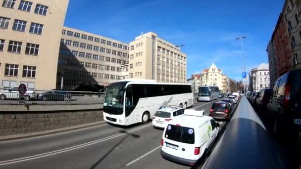 Trudny Ruch Samochodów Autobusów Turystycznych Drodze Centrum Pragi — Wideo stockowe