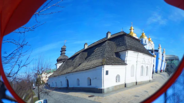 Εκκλησία Στο Κίεβο Στην Αντανάκλαση Του Καθρέφτη — Φωτογραφία Αρχείου