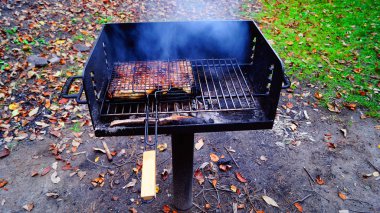 Açık havada yüksek bir ızgarada tavuk eti hazırlanması