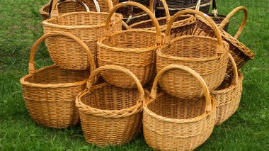 El yapımı çubuklar yapılan hasır sepetleri
