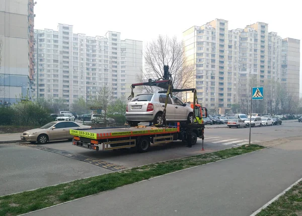 Kiew Ukraine April 2020 Ein Abschleppwagen Auf Einem Fußgängerüberweg Taucht — Stockfoto