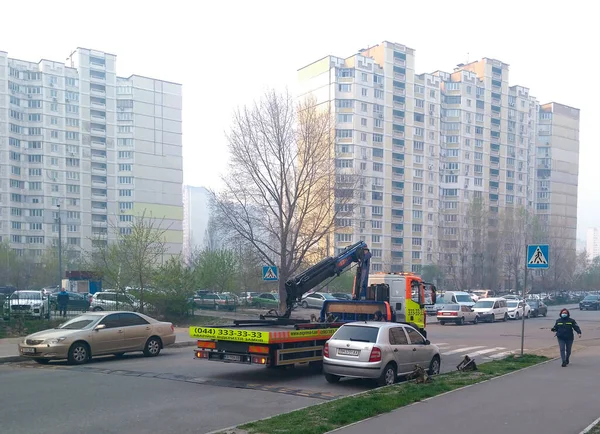 キエフ ウクライナ4月17 2020 横断歩道での牽引トラックは そのプラットフォーム上の交通ルールに違反して駐車された車を浸漬します — ストック写真