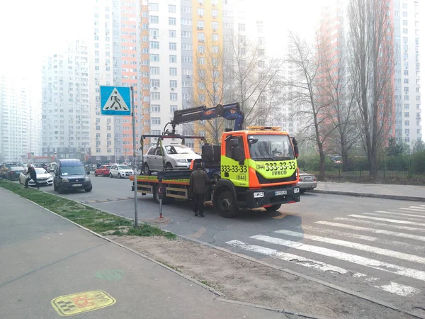 Kiev Ucrânia Abril 2020 Caminhão Reboque Cruzamento Pedestres Imerge Carro Imagens Royalty-Free