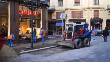 Prag, Çek Cumhuriyeti 3 Ekim 2018 - Prag şehir merkezinde inşaat işçileri ve araçlar tamir yolları ve kaldırımlar