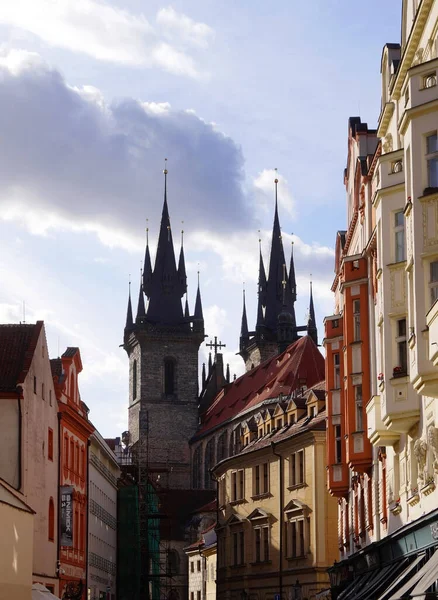 Prag Merkezinde Güneşli Bir Havada Güzel Alışılmadık Bir Bina — Stok fotoğraf