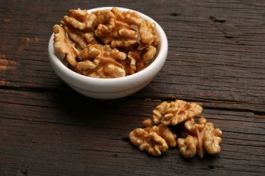 Grup ahşap arka plan üzerine bir kase lezzetli fındık