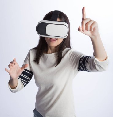 kadın giyiyor Vr kulaklık