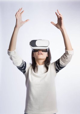 kadın giyiyor Vr kulaklık