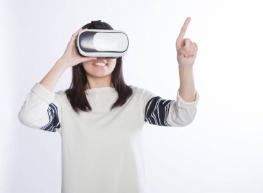 kadın giyiyor Vr kulaklık