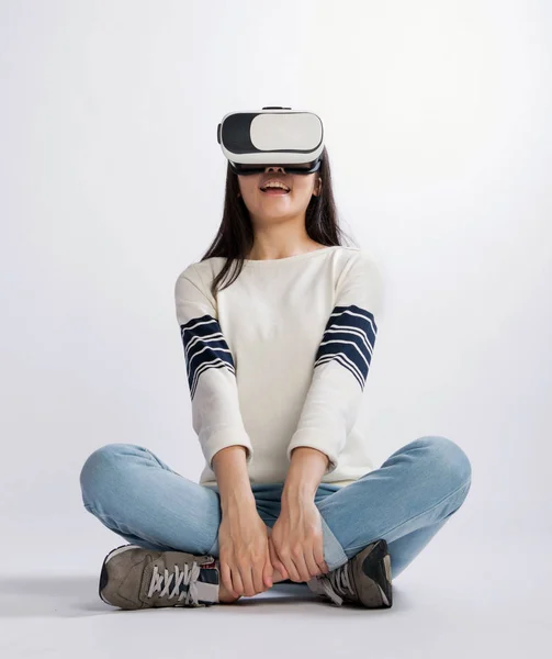 Vrouw dragen Vr headset — Stockfoto