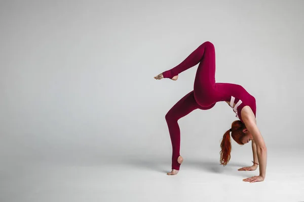 Attraktiv Flicka Gör Yoga Övningar — Stockfoto