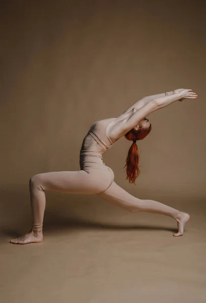 Attraktiv Flicka Gör Yoga Övningar — Stockfoto