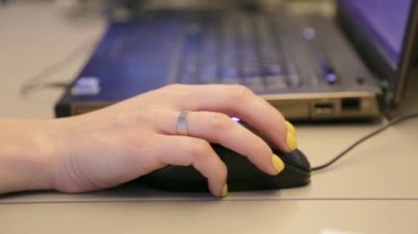 Kızın eli fareye tıklıyor.