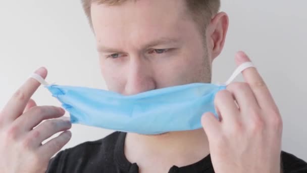 Killen Sätter Sig Skyddande Mask Mot Coronavirus — Stockvideo