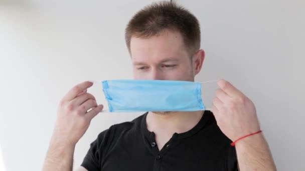 Guy Puts Protective Mask Coronavirus — Stock Video