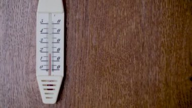 Sarı ceketli kız Coronavirus sırasında ellerini sabunla iyice yıkıyor. Yakın plan.
