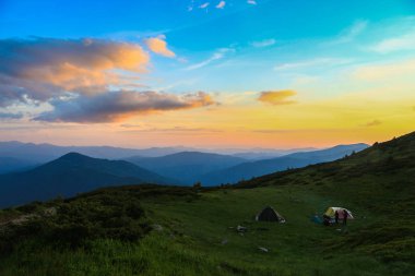 Gün batımı sırasında dağ. Karpatlar, Ukrayna