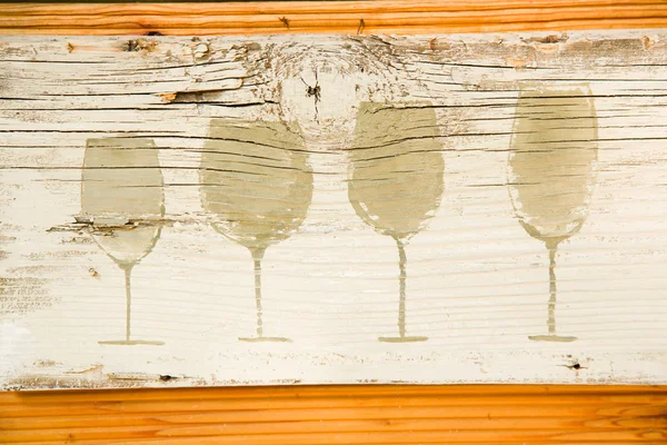 Sklenice na víno siluety malované na palubě. Výzdoba baru. — Stock fotografie