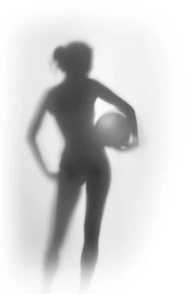 Sexy debout silhouette mince femme avec balle — Photo