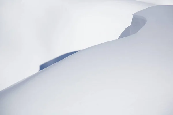 Hermoso detalle de colina cubierta de nieve, paisaje de invierno —  Fotos de Stock