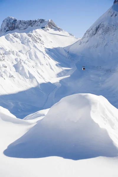 Winter, sneeuw overdekte berg met skilift en hellingen — Stockfoto