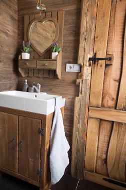 Rustik, kaba tarzı ahşap tahta tahta kapı, banyo iç