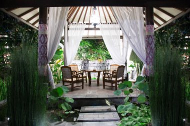 Açık sakin yerde gece, Bahçe, sandalye ve masa