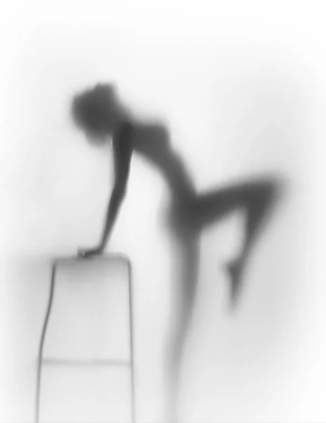 Schöne und sexy schlanke Frau Körpersilhouette mit Stuhl — Stockfoto