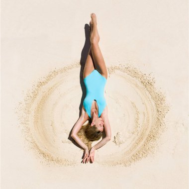 Turkuaz mayo, kumlu plaj güzel ve seksi sarışın kadın