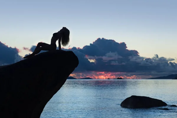 Γυναίκα όμορφη και σέξι σώμα σιλουέτα στον βράχο, στο ηλιοβασίλεμα — Φωτογραφία Αρχείου